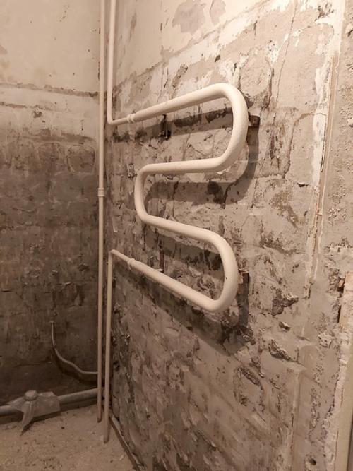 Брежневка.  Стены сыпались, запах стоял жуткий. 05