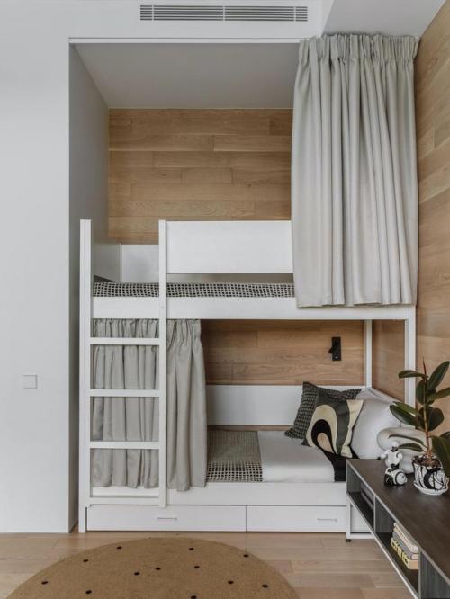 Квартира, которая нашлась случайно, сразу покорила своим светом и простором. 06