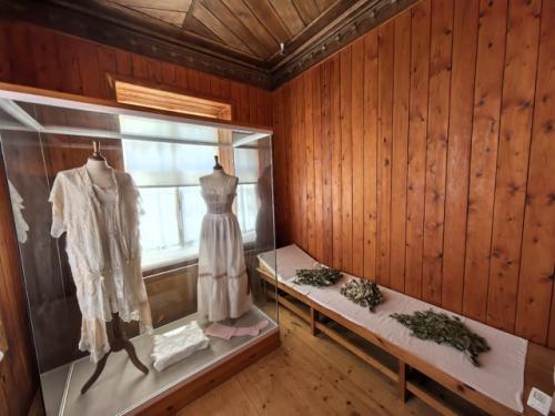 После возведения монплезира ПетрI приказал отстроить неподалёку деревянную мыльню, так в Xviii веке называли баню. 04