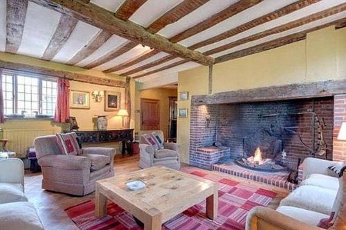 Звезды сериала Игра Престолов (The Game of Thrones) кит харингтон и Роуз Лесли встречаются уже около пяти лет. 02