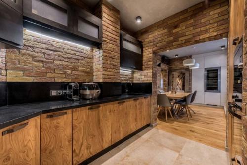 Лофт - интерьер кухни - гостиной нестандартной формы. 06