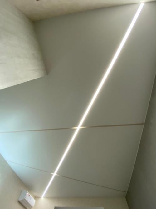 Световые линии - новшество позволяющее оформить потолок без лишних осветительных приборов, которые визуально загромождают пространство. 08