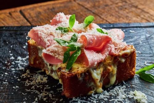 Ресторан Горыныч 18+.  Горыныч - ресторан с кухней открытого огня: здесь пекут и жарят в печи и на гигантском гриле. 07