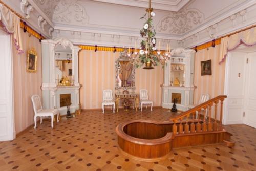 После возведения монплезира ПетрI приказал отстроить неподалёку деревянную мыльню, так в Xviii веке называли баню. 01