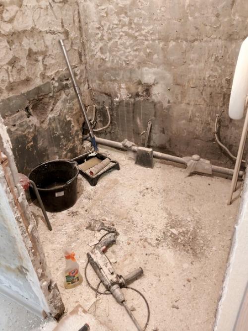 Брежневка.  Стены сыпались, запах стоял жуткий. 03