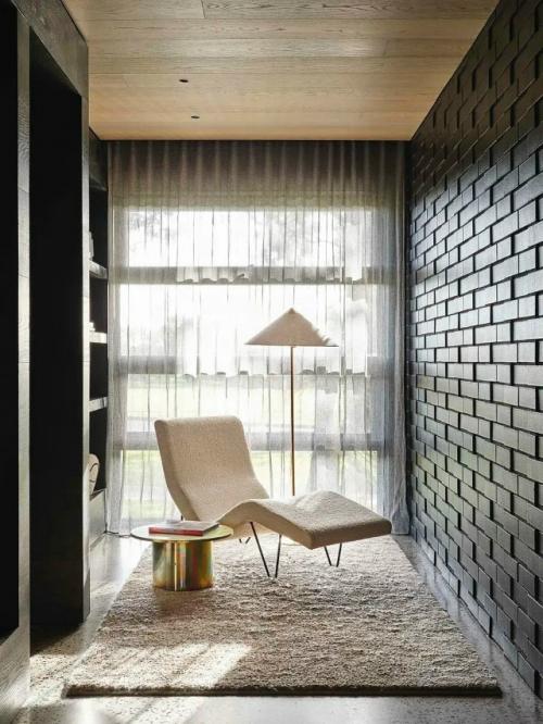 Кирпич, дерево и мрамор - тёплый минимализм в темной палитре дома в Мельбурне. 06
