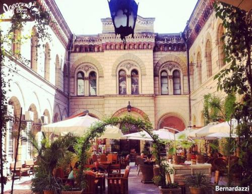 Топ - 10 кафе и ресторанов в Одессе по версии Foursquare. 01