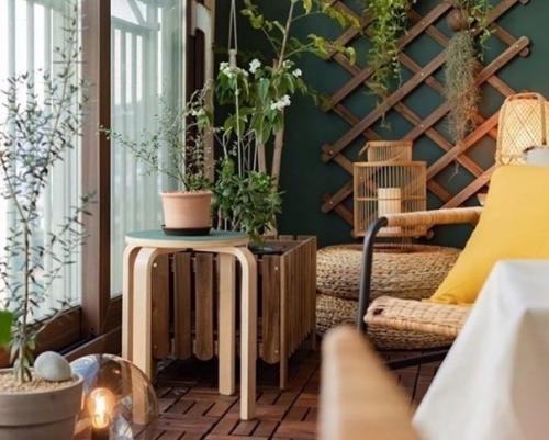 Сделали вот такой вот балкончик, учились на дизайнеров, по сути наш первый проект. 05