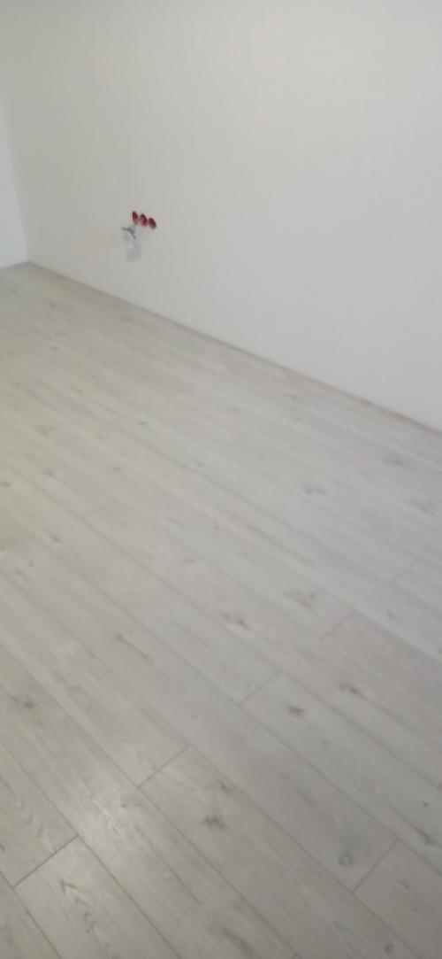 Укладка ламината и кварцвинила в любом направлении может проводиться по разным схемам. 08