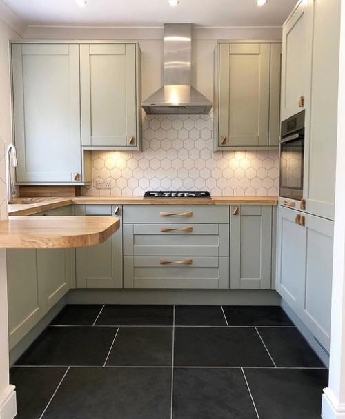 Компактная кухня в спокойной цветовой гамме.