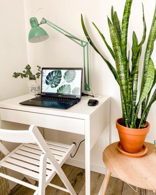 Сочетание белого цвета и деревянной мебели смотрится выигрышно в любой комнате - будь то кухня или ванная. 01