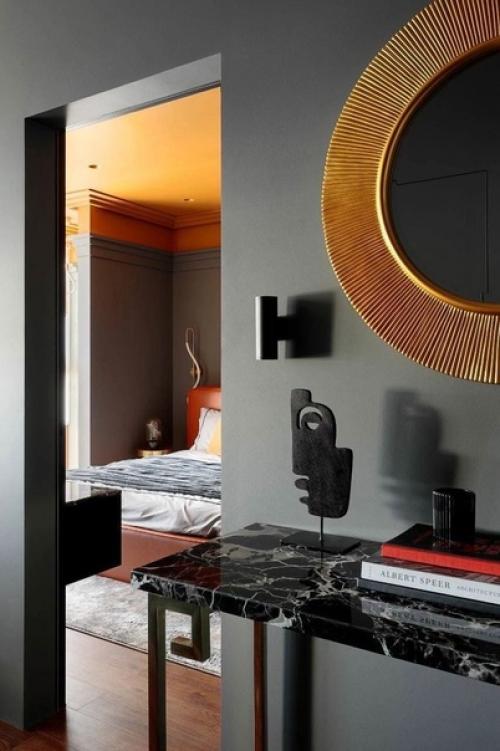 Интерьер студии в темных тонах, с яркими цветовыми акцентами. 04