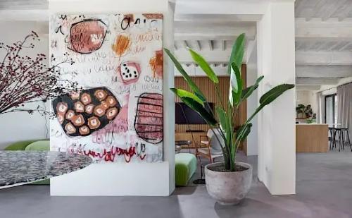 Компания Special Umbria завершила возведение Le More в сентябре 2021 года, выступив автором идеи, менеджером проекта и дизайнером интерьера. 01