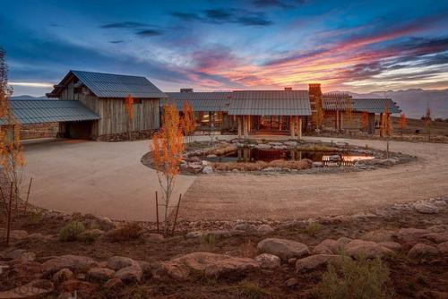 Дизайн шикарного двухэтажного ранчо в штате юта, США, с потрясающим видом на горы разработан бюро S D архитекторов. 01