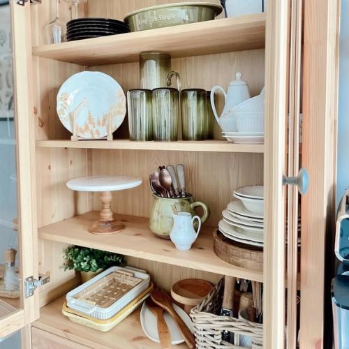 Детали уютного и светлого дома с большим количеством дерева в интерьере. 01