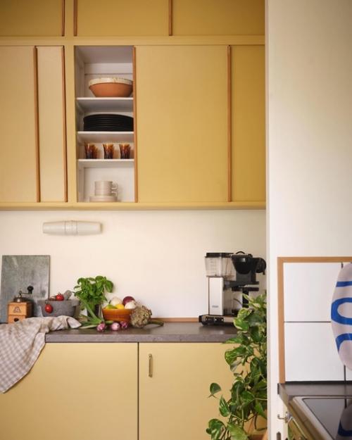 Желтая кухня, темно-серая спальня и уютный балкон: в этой двухкомнатной квартире 55 кв. 08