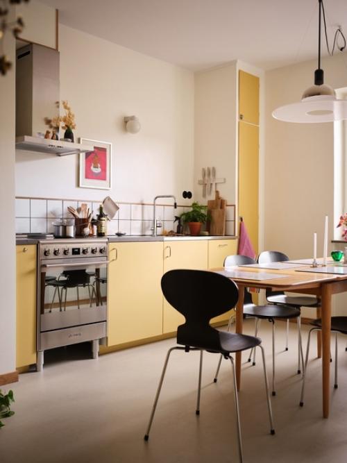 Желтая кухня, темно-серая спальня и уютный балкон: в этой двухкомнатной квартире 55 кв. 07