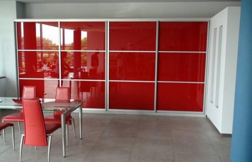 Красный цвет создает эффект утяжеления и увеличения в ширину вашей мебели. 04