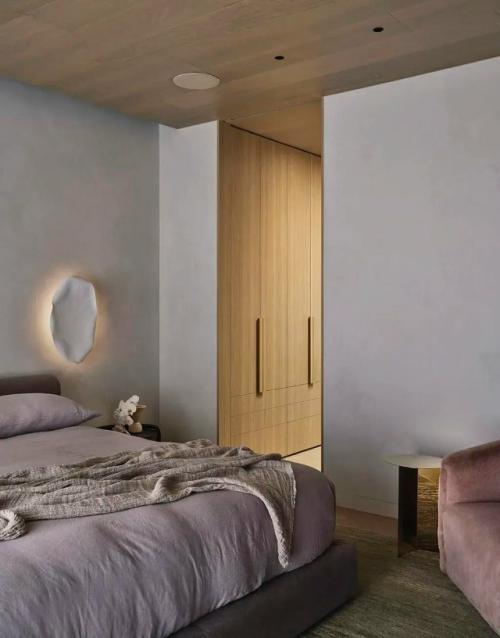 Кирпич, дерево и мрамор - тёплый минимализм в темной палитре дома в Мельбурне. 08