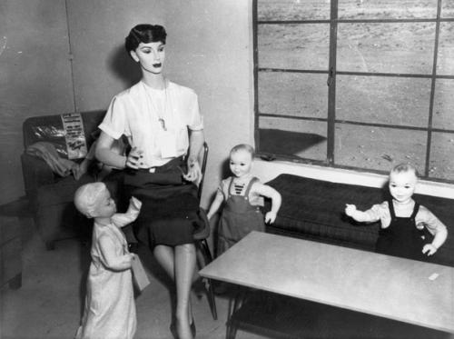 Манекены для ядерных испытаний: жуткие фотографии показывают фальшивый город, заполненный манекенами для испытания ядерного оружия в 1953 году. 01