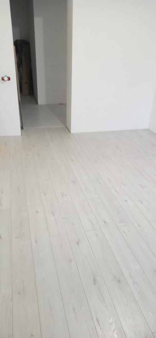 Укладка ламината и кварцвинила в любом направлении может проводиться по разным схемам. 07