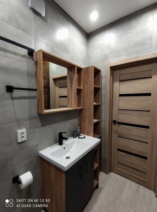 Современный интерьер совмещенного санузла в квартире молодого холостяка. 06