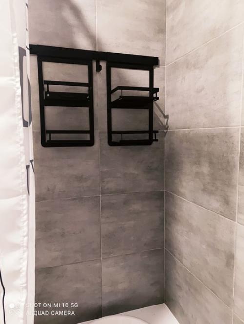 Современный интерьер совмещенного санузла в квартире молодого холостяка. 02