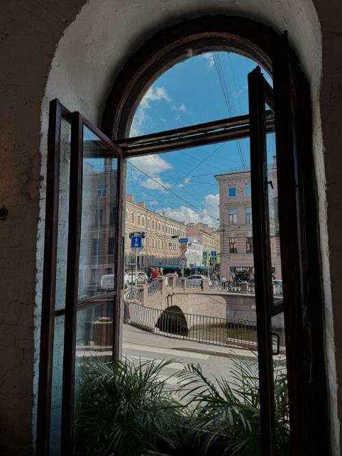 В питере даже обычный поход в кафе превращается в маленькое путешествие во времени. 04