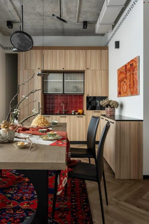 Ковры, яркая живопись и этника - уютный и необычный офис в Уфе. 02