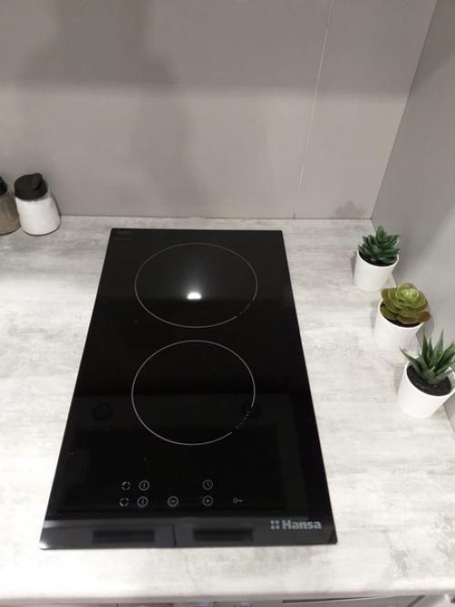 Компактная кухня с самодельным столом. 04