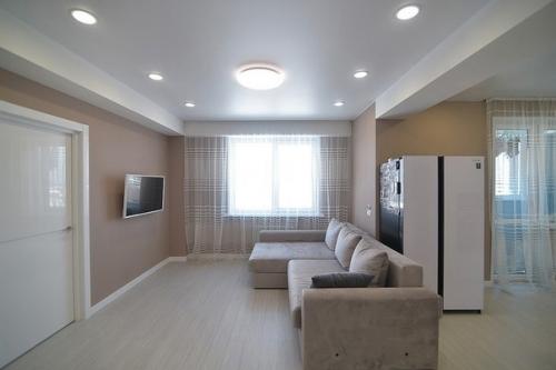 Симпатичный дизайн просторной квартиры.