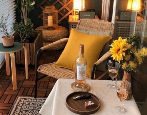 Сделали вот такой вот балкончик, учились на дизайнеров, по сути наш первый проект. 04