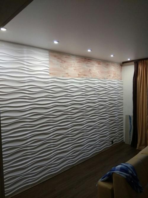 Делали ремонт в гостиной и решили с женой отделку стены сделать гипсовыми панелями. 03