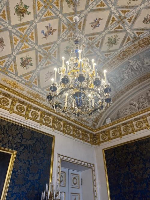 Под тусклым светом абажура. 01