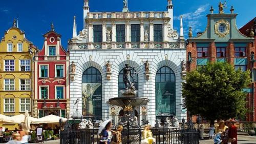 Двор артуса.  Двор артуса в городе Гданьске был возведен на ратушной площади в 1350 году.