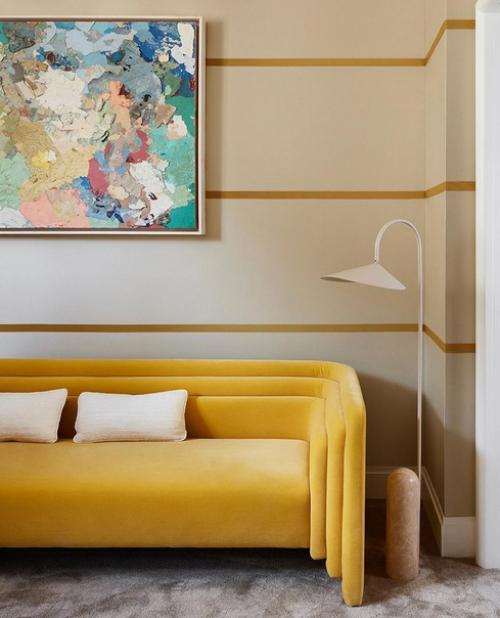 Французский дизайнер интерьеров Фабрис Жуан украсил комнаты этой парижской квартиры яркой геометрией в духе 1970-х. хозяева - американская пара. 02