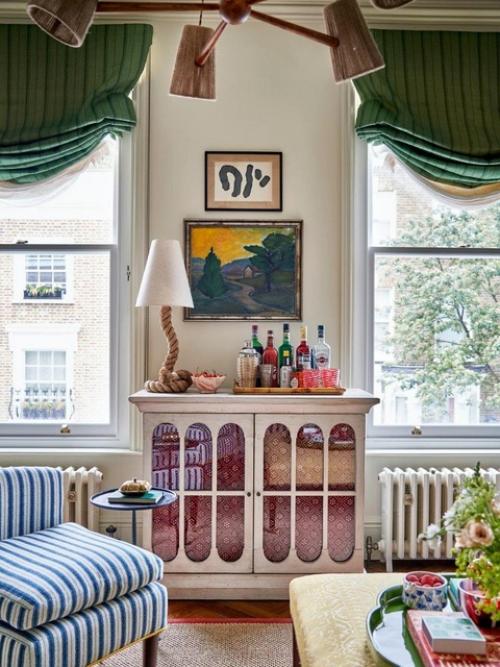 И вроде как интерьер яркий и стильный, но вот спальня и кухня веет Бабушкиным стилем. 06