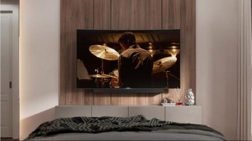 Современный богатый интерьер спальни с кабинетом на балконе. 04