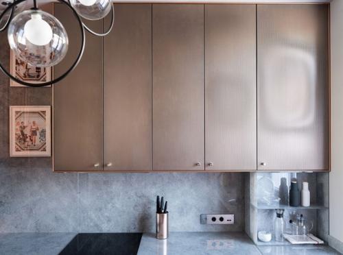 Яркий, атмосферный интерьер небольшой кухни в современном стиле, с элементами ретро. 01