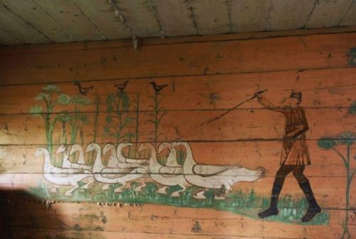 На севере саратовской области в 2009 году был обнаружен крестьянский дом с расписным интерьером, датированным 1910-ми годами. 07