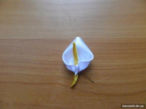 Каллы канзаши. В современном интерьере квартиры часто используют искусственные цветы, которые отличаются натуралистичностью и неприхотливостью. 07