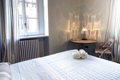 Студия Architetto Michele De Lucchi оформила интерьер апартаментов в Милане, Италия. 05