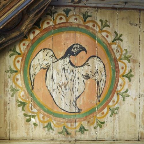 На севере саратовской области в 2009 году был обнаружен крестьянский дом с расписным интерьером, датированным 1910-ми годами. 02