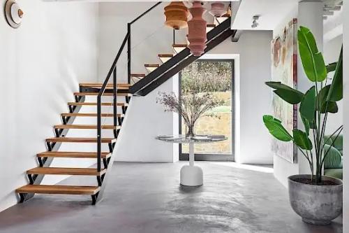 Компания Special Umbria завершила возведение Le More в сентябре 2021 года, выступив автором идеи, менеджером проекта и дизайнером интерьера. 03