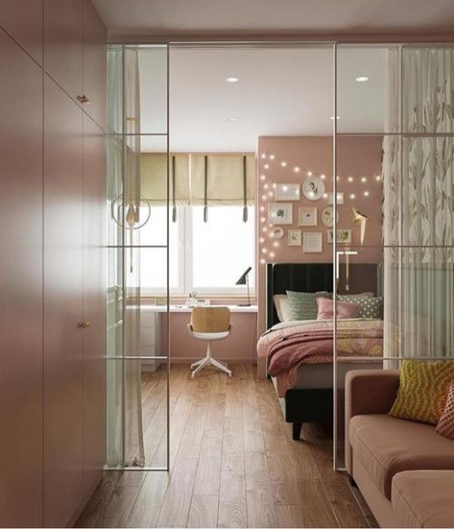 Даже в детской комнате возможно зонирование. 03