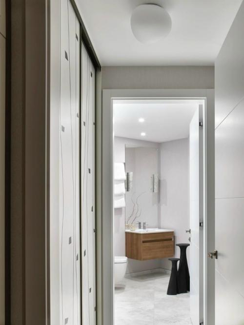 Водная гладь, березы и кот по кличке Марсель: квартира с террасой в Москве. 08