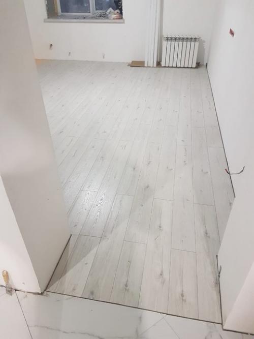 Укладка ламината и кварцвинила в любом направлении может проводиться по разным схемам. 01