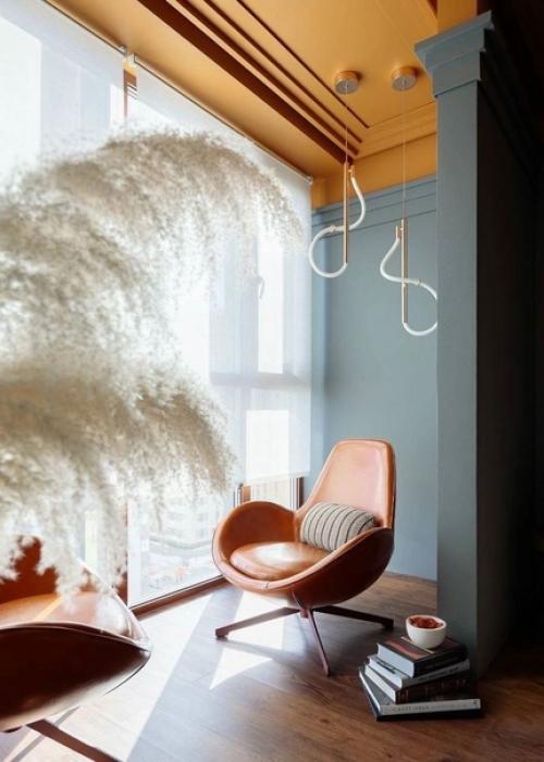 Интерьер студии в темных тонах, с яркими цветовыми акцентами. 03