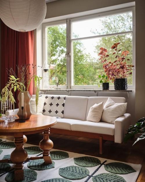 Желтая кухня, темно-серая спальня и уютный балкон: в этой двухкомнатной квартире 55 кв. 04