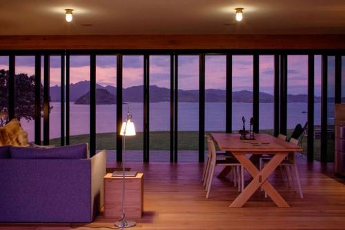 Небольшой современный загородный коттедж Storm от студии Fearon Hay. 04